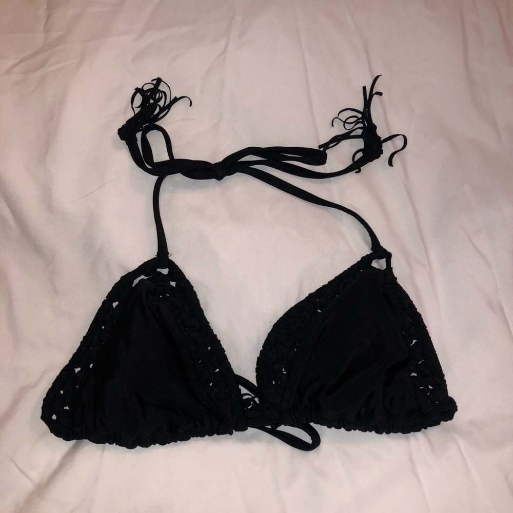 BLACK TARGET STRING AND CROCHET BIKINI SWIM TOP